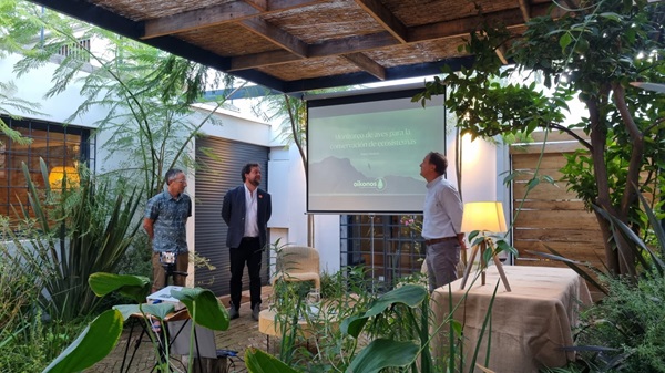 De izquierda a derecha están, Petter Hodum, fundador de Oikonos; Eugenio Rengifo, director ejecutivo de Fondo Naturaleza; y Diego Urrejola, director ejecutivo de Fundación Cosmos.